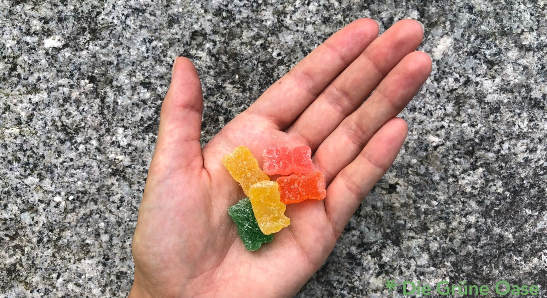 Saure Naturecan Gummibärchen auf Hand